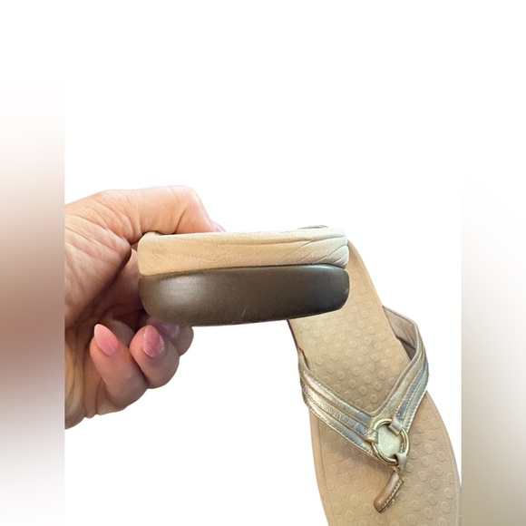 Vionic Women's Tide Aloe Toe-Post Sandals Flip Flop gold Beige size (11”) - Picture 5 of 9